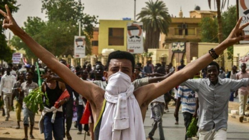 شاب في مظاهرة سودانية بالخرطوم (مكة)