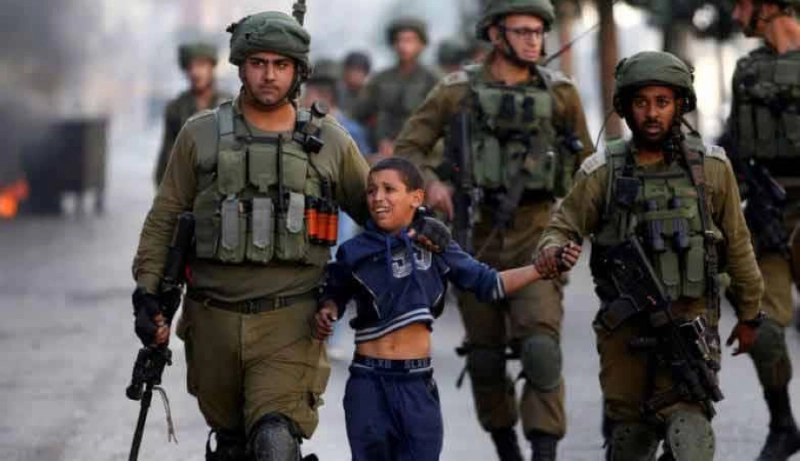 جنود إسرائيليون يقتادون صبيا فلسطينيا (مكة)