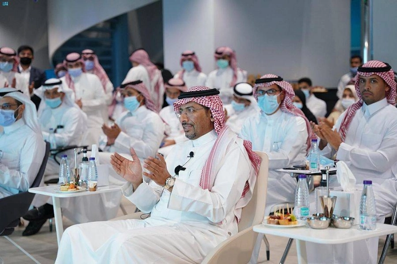 الوزير يتوسط الحضور
