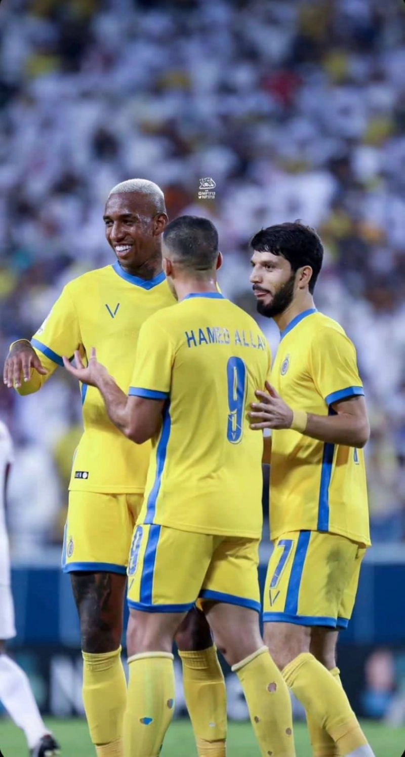 لاعبو النصر يحتفلون بهدف تالسكا (مكة)