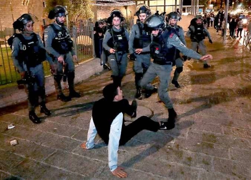 جندي إسرائيلي يركل شابا فلسطينيا (مكة)