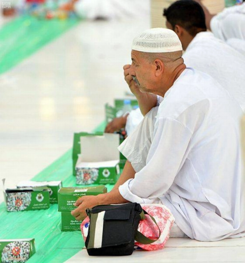 جانب من تفطير الصائمين (مكة)