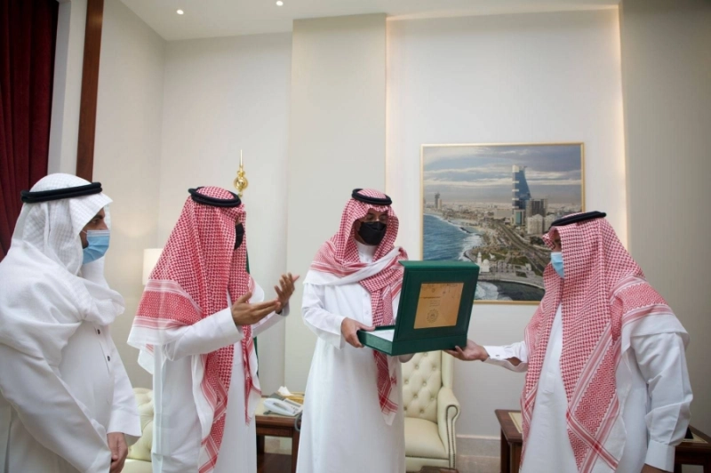 سعود بن جلوي خلال تسلمه التقرير (مكة)
