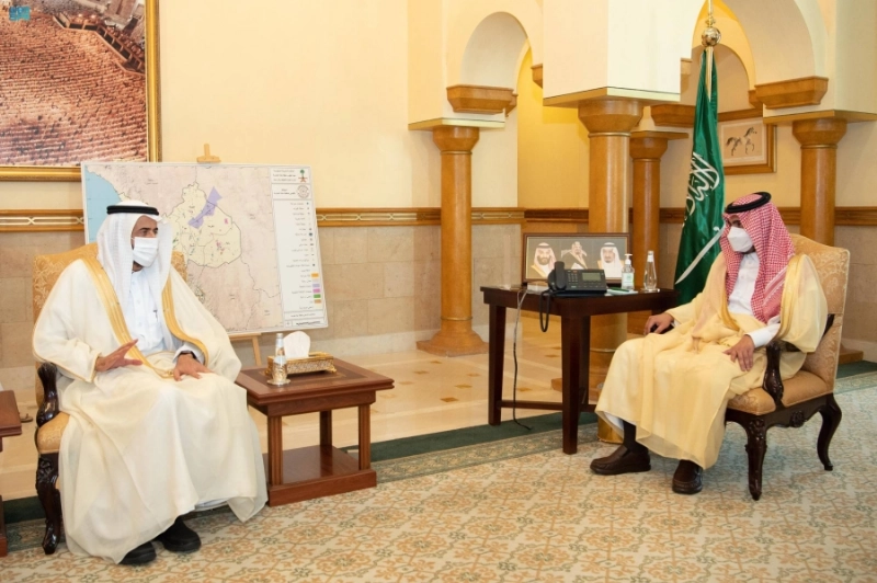 بدر بن سلطان خلال استقباله توفيق الربيعة (مكة)