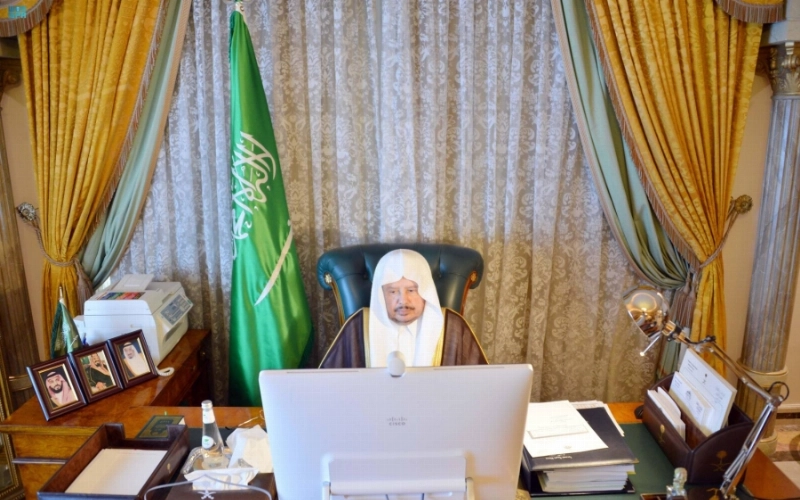 عبدالله آل الشيخ خلال جلسة الشورى أمس (مكة)