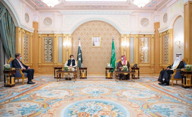 الأمير محمد بن سلمان ملتقيا عمران خان (واس)