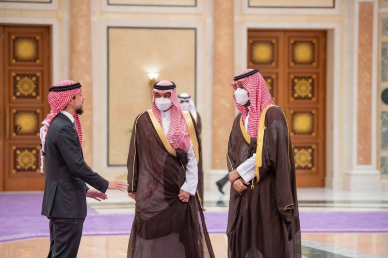 الأمير محمد بن سلمان خلال استقباله حسين بن عبدالله (واس)