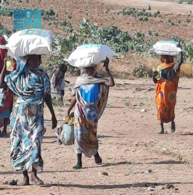 سودانيات يحملن مساعدات من مركز الملك سلمان للإغاثة (واس)