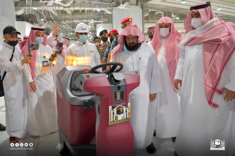 عبدالرحمن السديس خلال تدشين الروبوت الذكي (مكة)