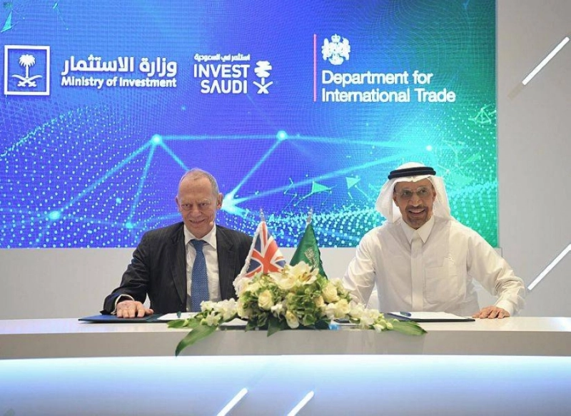 الفالح وجريمستون خلال توقيع المذكرة (مكة)