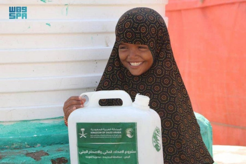 طفلة يمنية تحمل عبوة مياه صحية (واس)