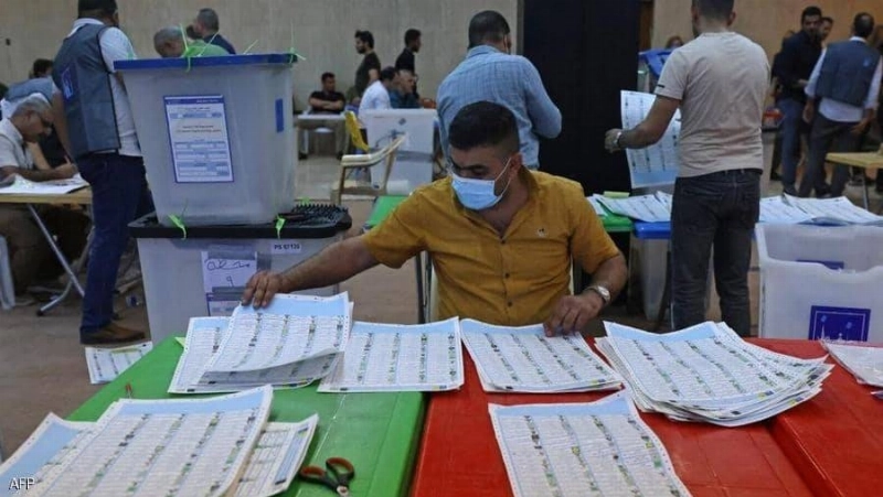موظف يعد الأصوات يدويا (مكة)