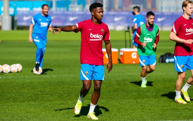 من تدريبات برشلونة أمس بمشاركة أنسو فاتي (د ب أ)