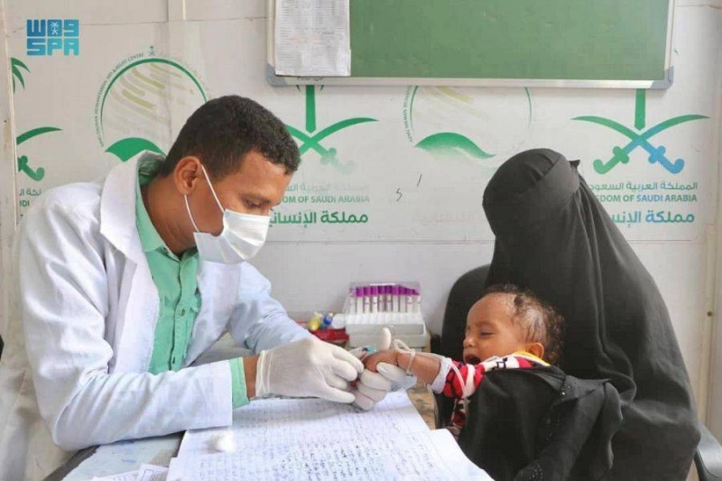 طبيب بالعيادات يكشف على طفل يمني (واس)