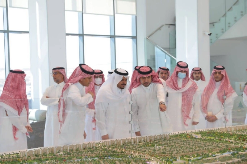 أمير الرياض بالنيابة يتفقد مشاريع "الوطنية للإسكان" في ضاحية الجوّان