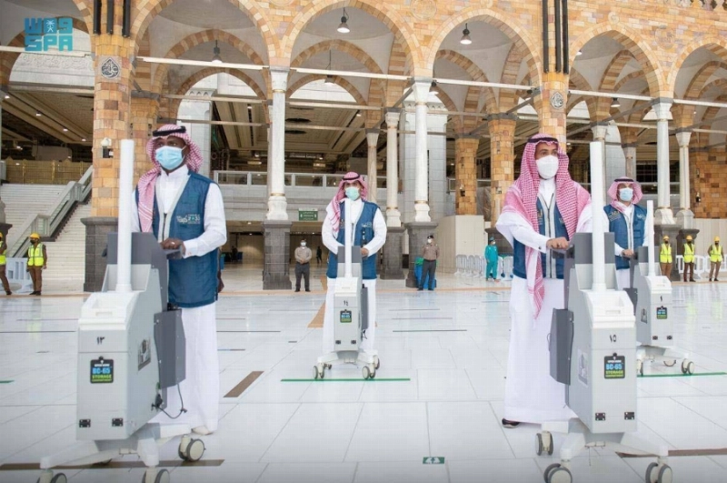فرق الرئاسة خلال تعقيم صحن المطاف