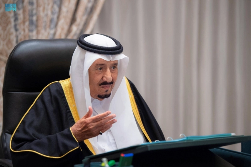 الملك سلمان لدى ترؤسه جلسة مجلس الوزراء أمس (واس)