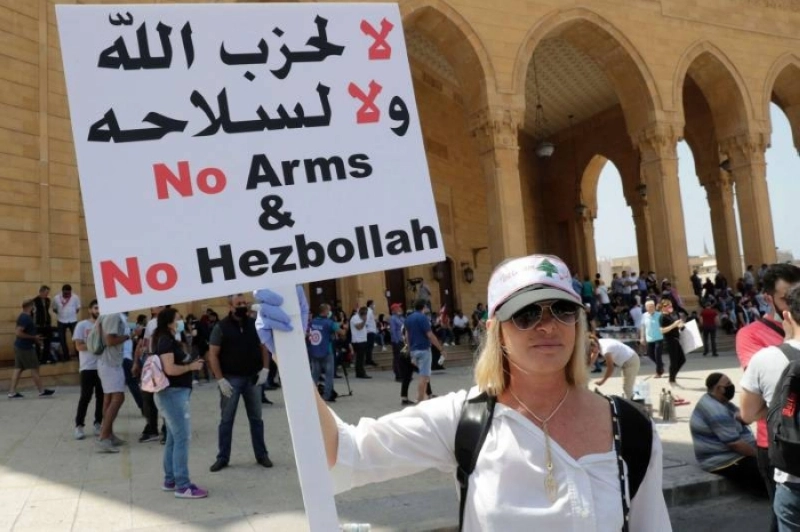 لبنانية ضمن متظاهرين يرفضون حزب الله (مكة)
