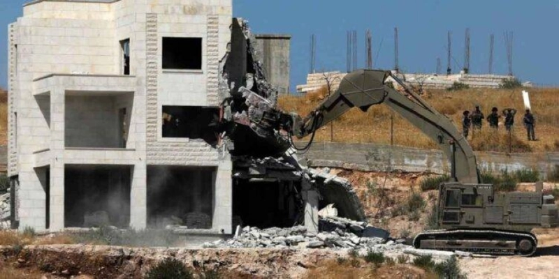 الجرافات الإسرائيلية تهدم منزلا فلسطينيا (مكة)