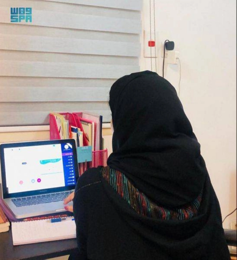 طالبة خلال اختبار سابق عن بعد (مكة)
