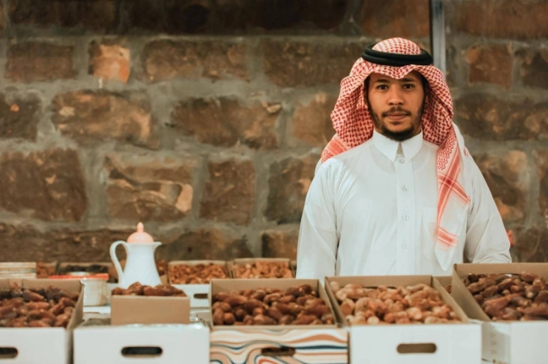 أبناء العلا يعرضون إنتاجهم الزراعي (عادل الأيداء)