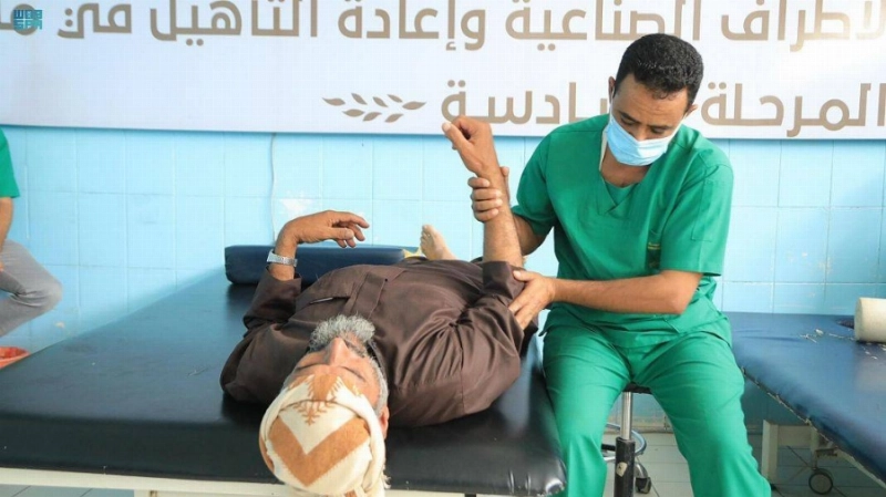 مسن يراجع قسم الأطراف الصناعية (واس)