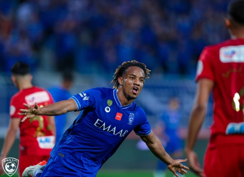كاريلو محتفلا بعد تسجيل الهدف الأول للهلال (مكة)
