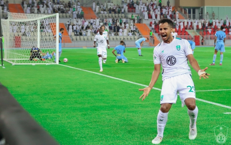 عبدالرحمن غريب محتفلا بهدفه في الباطن (مكة)
