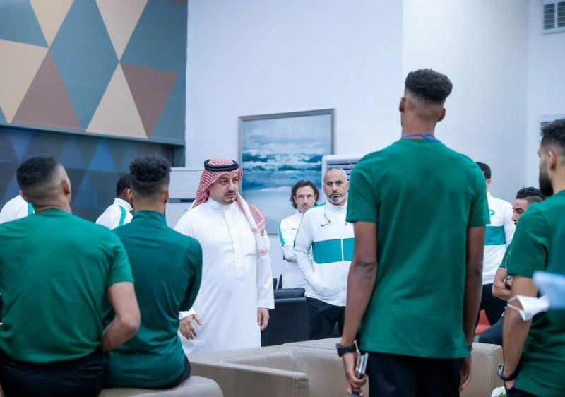 المسحل يخاطب اللاعبين قبل المغادرة (مكة)