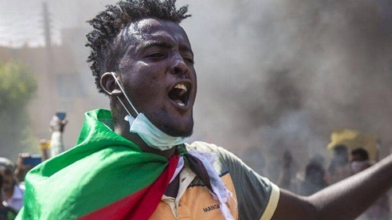 أحد المحتجين في العاصمة السودانية الخرطوم (مكة)