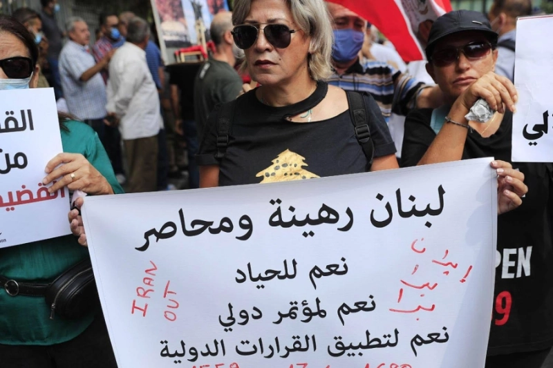 لبنانية تحتج على حصار حزب الله (مكة)