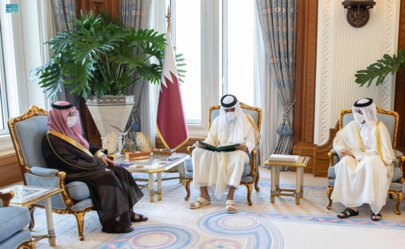 الشيخ تميم آل ثاني خلال استقباله منصور بن فرحان (واس)