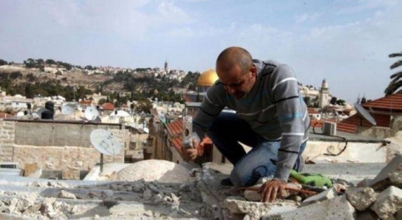 فلسطيني يجلس على حطام منزله بعد هدمه (مكة)