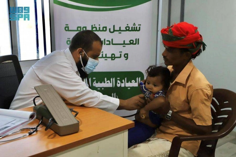 طفل يتلقى العلاج في العيادات المتنقلة (واس)