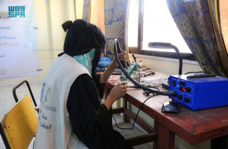 يمنية تتدرب على صيانة الهاتف
