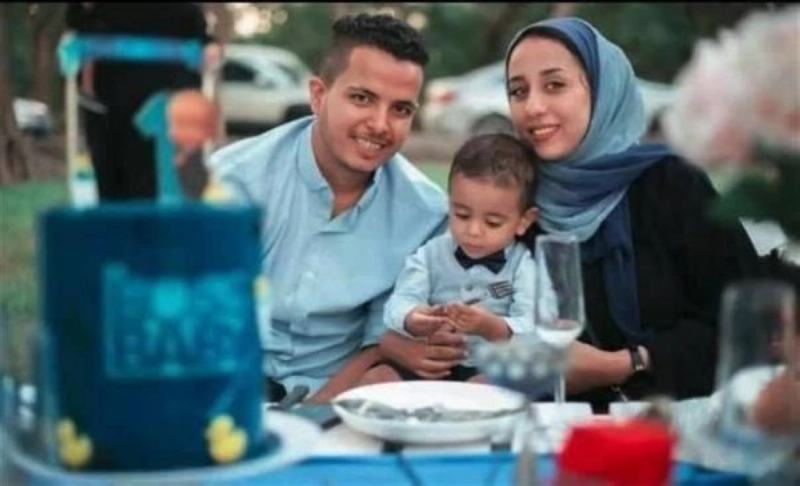 الصحفية القتيلة رشا عبدالله وزوجها وابنهما (مكة)