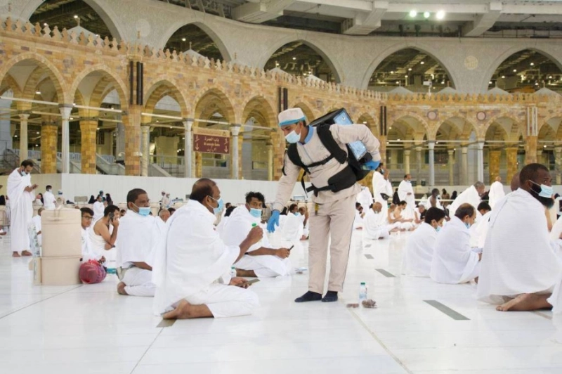عامل يوزع مياه زمزم داخل المسجد الحرام (مكة)