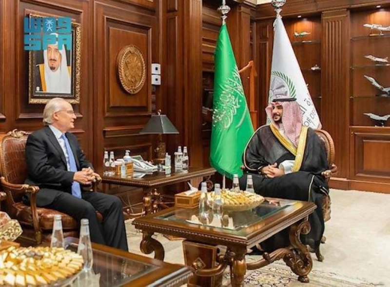 خالد بن سلمان خلال لقائه تيم ليندركينغ (واس)