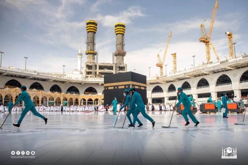 من أعمال التعقيم بالمسجد الحرام (مكة)