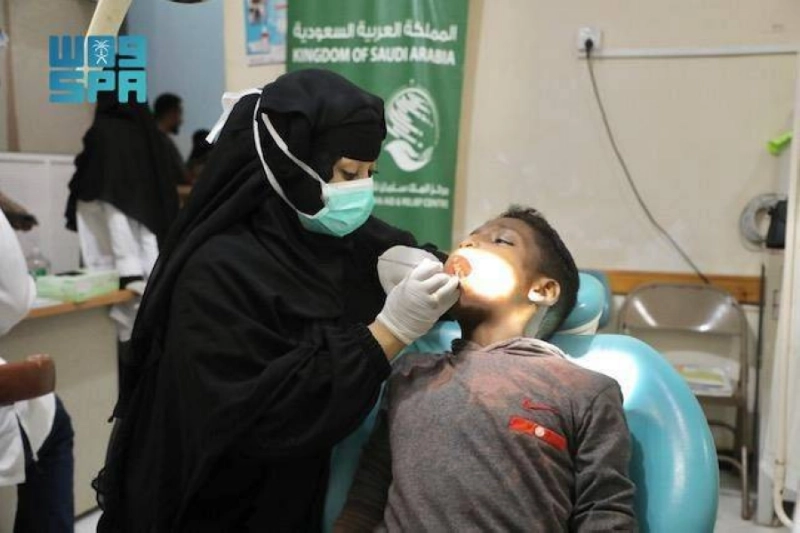 طبيبة تعالج طفلا يمنيا