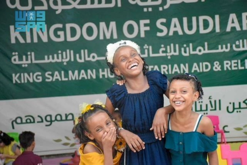ثلاث فتيات يشعرن بالسعادة في فعالية التمكين (واس)