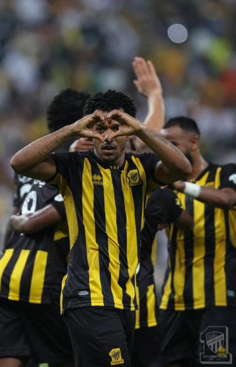 رومارينهو محتفلا بأحد أهدافه (مكة)