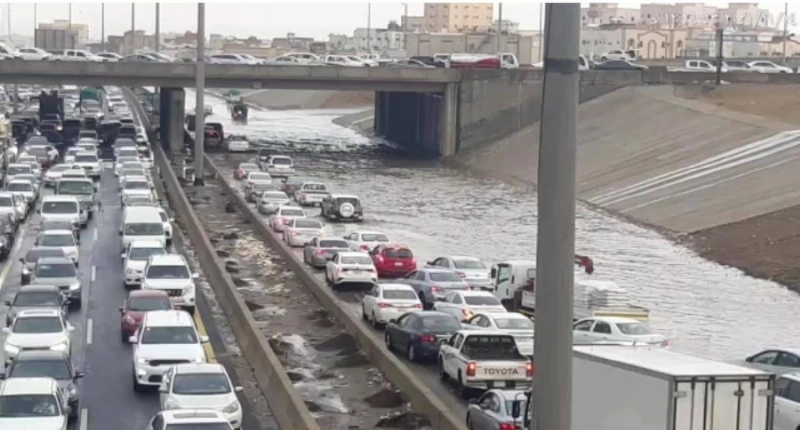 استخدام الطرق البديلة لطريق الحرمين بسبب تجمع مياه الأمطار (مكة)