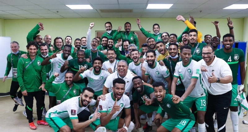 فرحة لاعبي المنتخب والجهاز الفني عقب الفوز على فيتنام أمس (مكة)