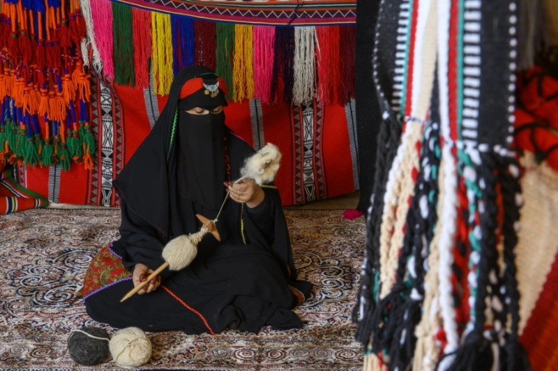 مسنة تمارس رفة يدوية بحي طريف