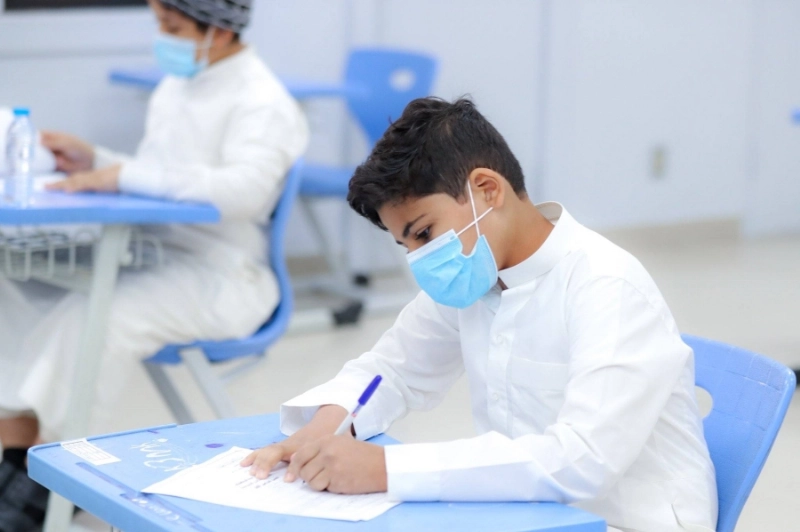 طلاب يؤدون الاختبارات حضوريا أمس (مكة)