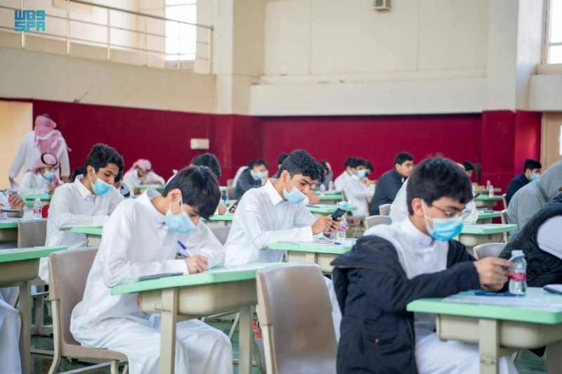طلاب يؤدون الاختبارات حضوريا أمس (مكة)