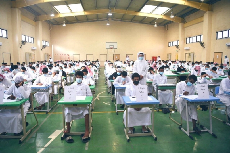 طلاب يؤدون الاختبارات حضوريا أمس (مكة)