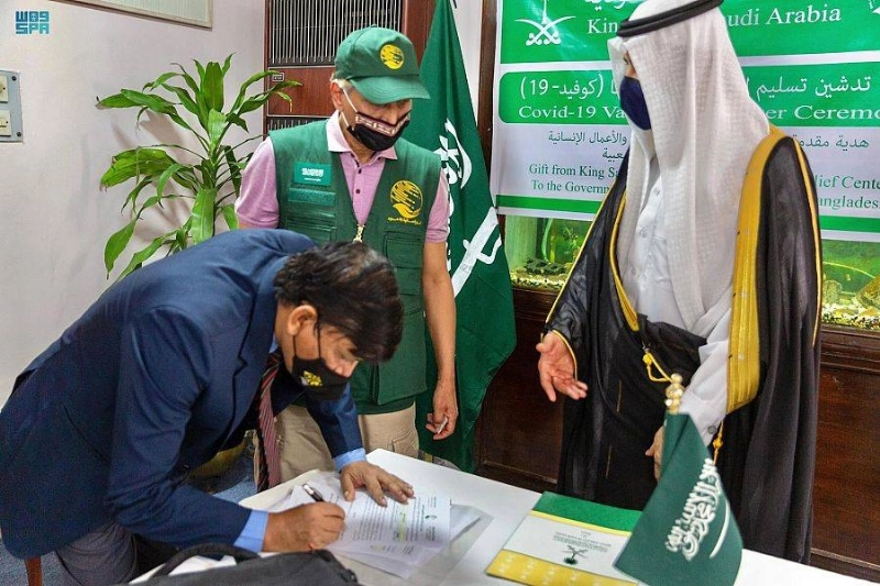 سفير السعودية يسلم مسؤولي بنجلاديش الهدية (واس)