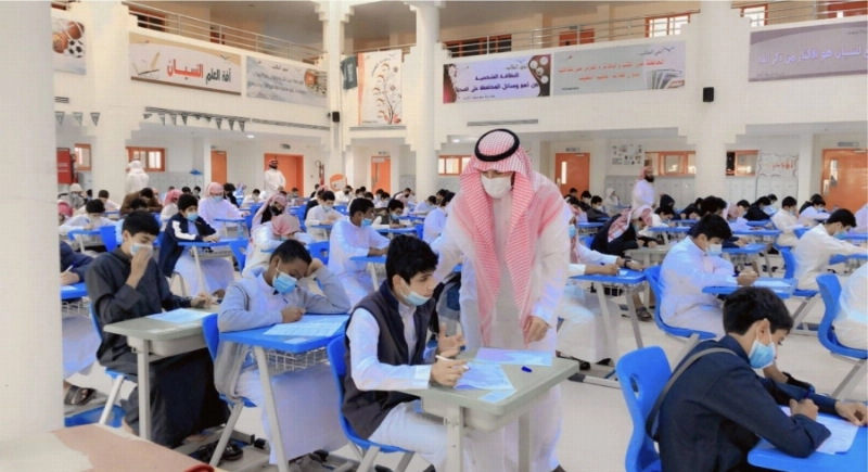 معلم يتابع سير الاختبارات بإحدى المدارس (مكة)